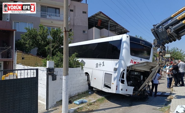 Otobüsün yoldan çıktığı kaza saniye saniye kaydedildi