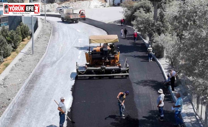 Kuşadası’nda sıcak asfalt seferberliği devam ediyor