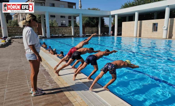 Kuyucaklı çocuklar yüzme öğreniyor