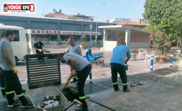 Nazilli Belediyesi çarşı bölgesinde mazgal temizliği gerçekleştirdi