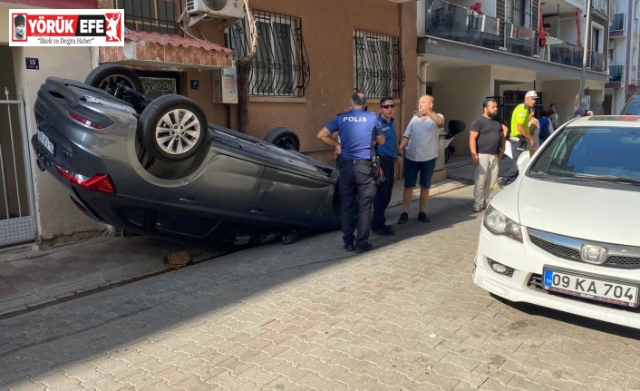 Park halindeki araca çarpan otomobil ters döndü: 1 yaralı