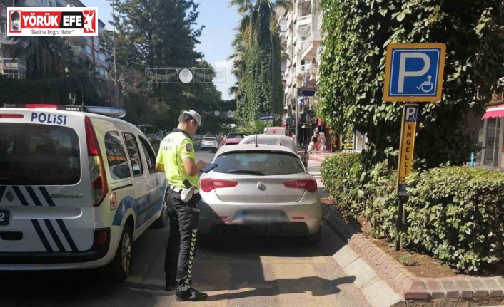 Trafik ekipleri, engellilere engel olan sürücüleri affetmedi