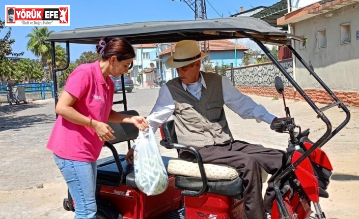 Germencik Belediyesi, vatandaşlara 2 kamyon karpuz dağıttı