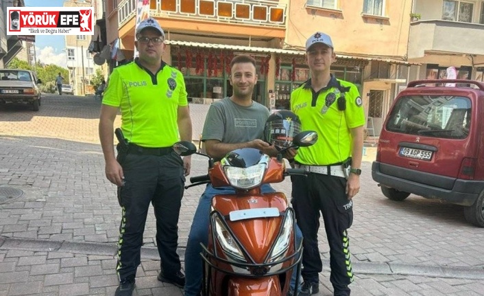 Karacasu’da trafik timleri kask kullanımını teşvik etmek için kask dağıttı