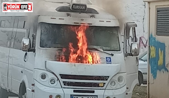 Park halindeki servis minibüsünde yangın çıktı