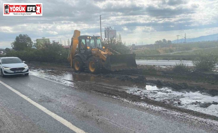 Söke Belediyesi yağış sonrası kapanan karayolunu temizleyerek trafiğe açtı