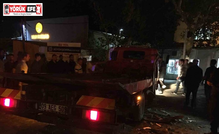 Germencik’te minibüs ile çekici çarpıştı: 3 yaralı