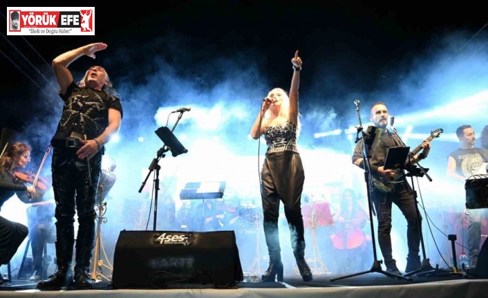 Kuşadası Sokak Festivali düzenlenen konserler ile şenlendi