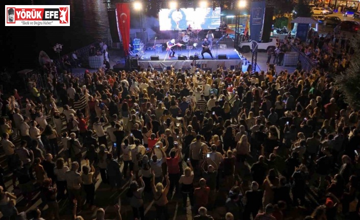 Kuşadası Sokak Festivali’nin ilk gününde Necati ve Saykolar rüzgarı esti