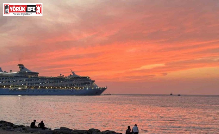 Kuşadası’nda gün batımı doğal bir görsel şölen sunuyor