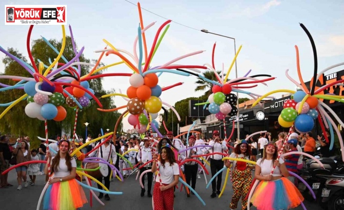 Uluslararası Kuşadası Sokak Festivali’nin açılışı Rio karnavalını aratmadı