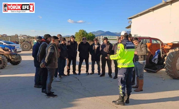 Karacasu’da traktör sürücülerine reflektör eğitimi verildi