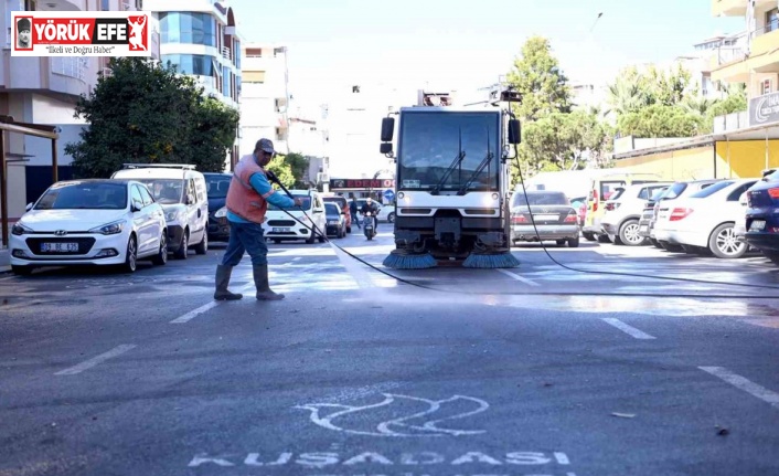 Kuşadası’nda kesintisiz temizlik mesaisi