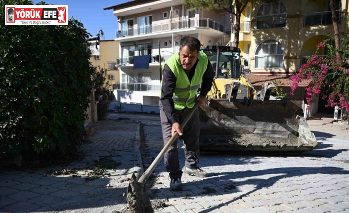 Kuşadası’nda yol yapım ve bakım çalışmaları sürüyor