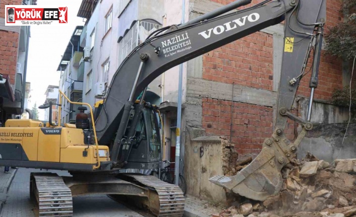 Nazilli’de metruk binaların yıkımı sürüyor