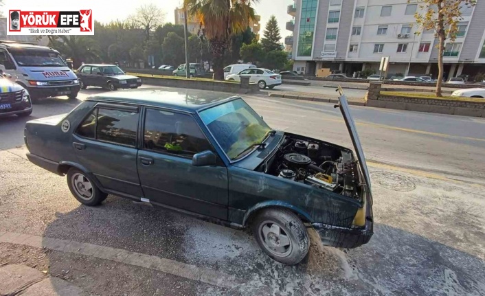 Seyir halindeki otomobildeki yangını itfaiye ekipleri söndürdü