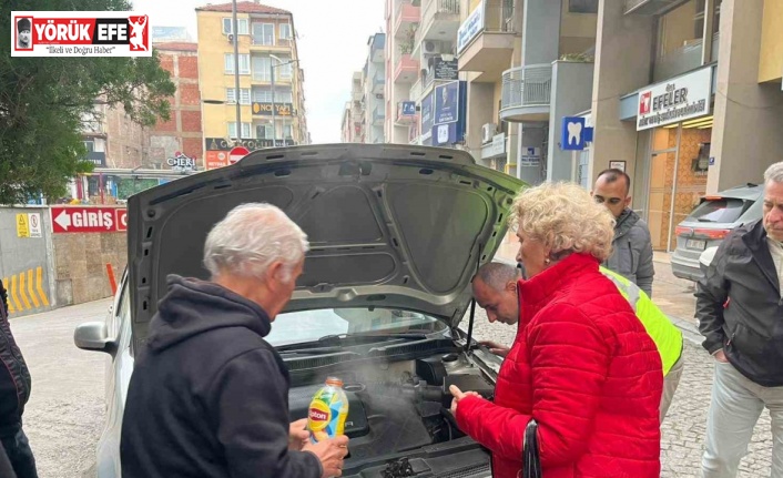 Araçtan bir anda dumanlar yükseldi, şoförün imdadına vatandaşlar koştu