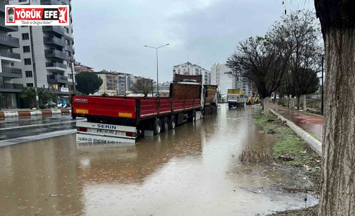 İncirliova’da karayolu göle döndü