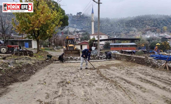 Karacasu’da yolları yenileme çalışmaları sürüyor