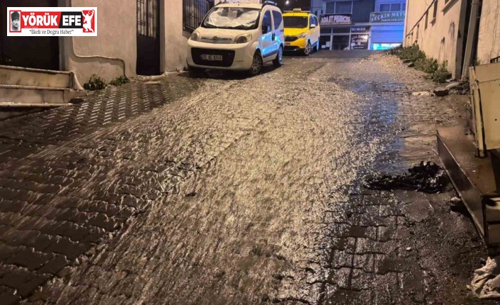 Kuşadası’nda sağanak yağış etkili oldu