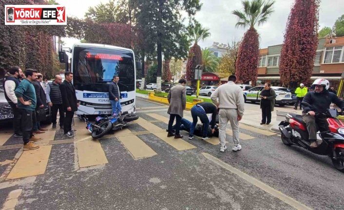 Motosiklet halk otobüsü ile çarpıştı: 1 yaralı