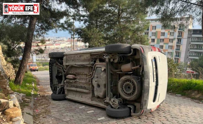 Hakimiyeti kaybolan ticari araç savrularak yan yattı