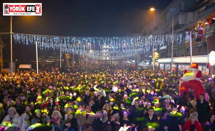 Kuşadası 2025 yılına sokak partisiyle hoş geldin dedi