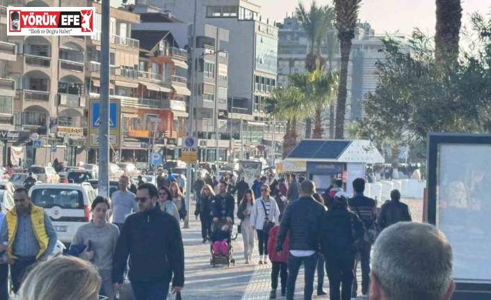 Kuşadası’nda güneşi gören sahile koştu