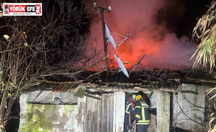 Nazilli’de alevlere teslim olan metruk ev küle döndü