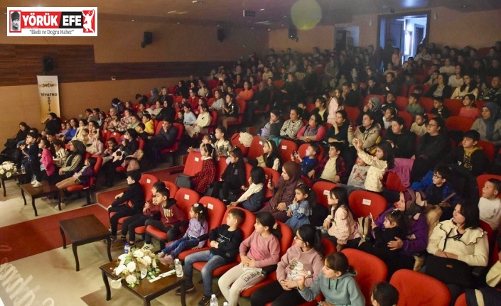 Germencikli çocuklar, müzikli tiyatro ile eğlendi