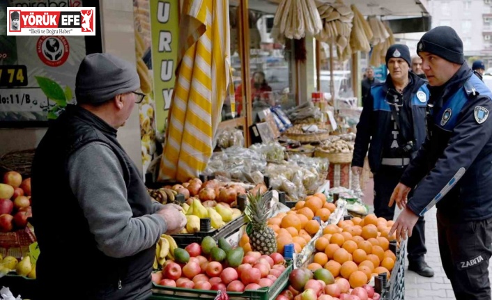 Kuşadası Belediyesi zabıta ekipleri kaldırım işgaline geçit vermiyor