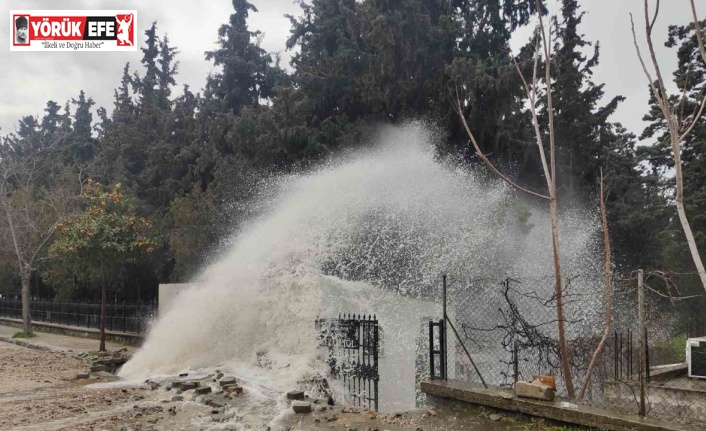 Kuşadası’nda isale hattı patladı, mezarlığı su bastı