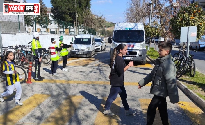 Trafik ekipleri, öğrenciler ile birlikte yaya önceliğine dikkat çekti