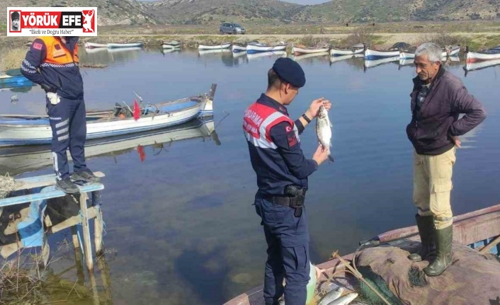 Jandarma, Bafa Gölü’nde balık avcılarını denetledi