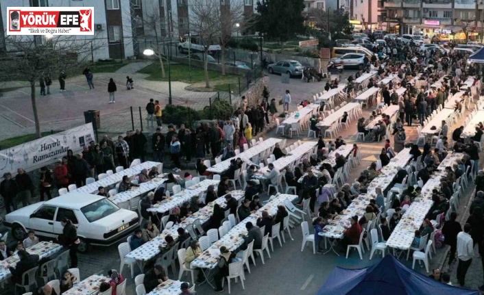 Kuşadası Belediyesi ilk iftar sofrasını Hacıfeyzullah Mahallesi’nde kurdu