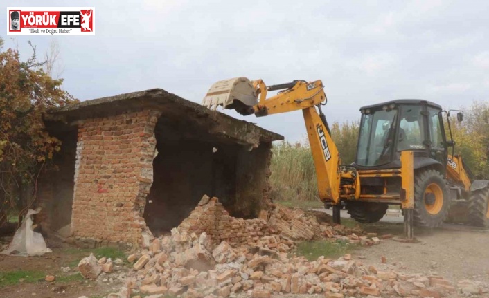 Nazilli Belediyesi, metruk binaları yıkıyor