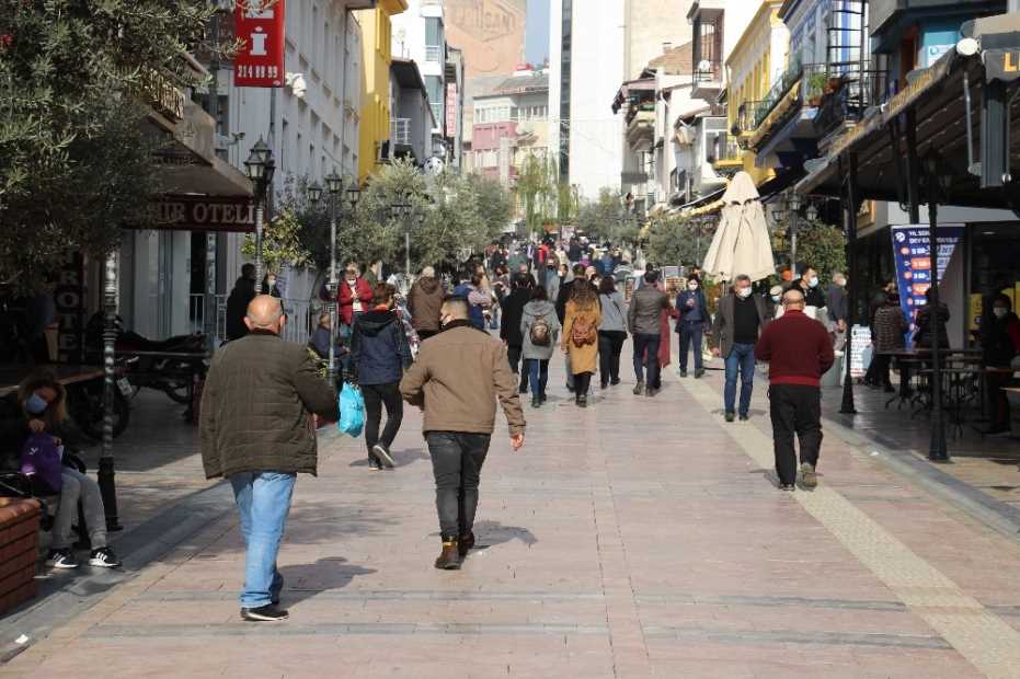 Aydınlılar 80 Saatlik Kısıtlamanın Ardından Caddeleri Doldurdu 