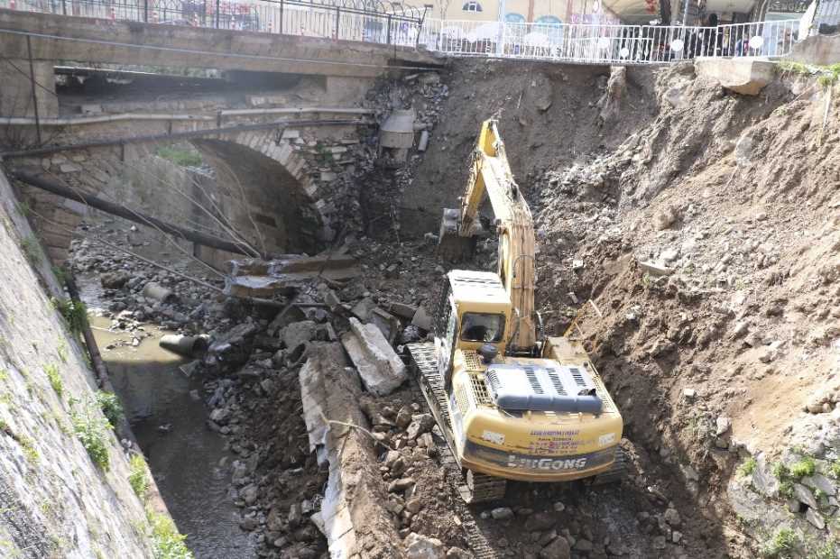 Büyükşehir Belediyesi, Tabakhane Deresi’Ndeki Çöken Duvarın Yapımına Başlandı 