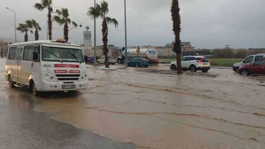 Fırtına Ve Yağmur Kuşadası’Nda Etkili Oldu 