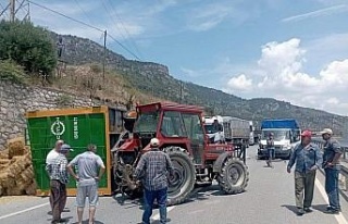 Söke’de saman yüklü traktör devrildi