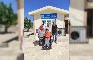 Didim’de engelli kıza tekerlekli sandalye verildi