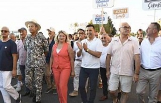 Kuşadası Sokak Festivali renkli bir açılışla...