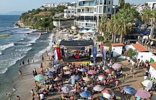 Kuşadası’nın halk plajları partilerle renkleniyor