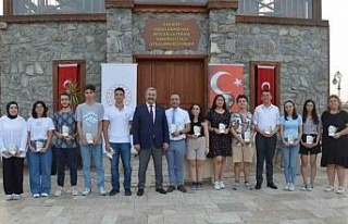 YKS’de başarılı öğrenciler ödüllendirildi