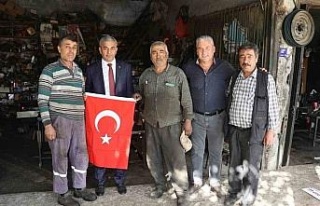 Başkan Kaplan, minibüsçü ve sanayi esnafına bayrak...