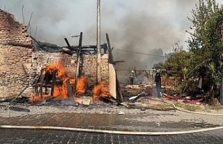 Efeler’de çıkan yangında 2’si metruk 3 ev zarar...