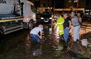 Başkan Tetik, su baskını olan mahallelerde incelemelerde...