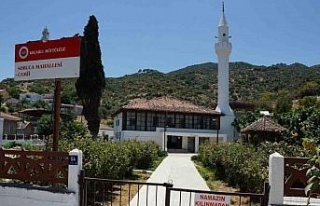 Cami imamından dikkat çeken tabela: "Namazın...