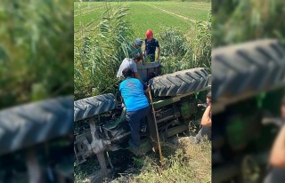 Devrilen traktörün altına kalan şahıs yaralı...