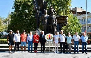 Sökeli Gazeteciler 24 Temmuz nedeniyle çelenk sundu